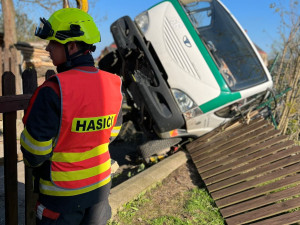 Bagr se zřítil z lávky do kolejiště, vyprostili ho drážní hasiči