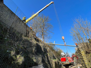 Bagr se zřítil z lávky do kolejiště, vyprostili ho drážní hasiči