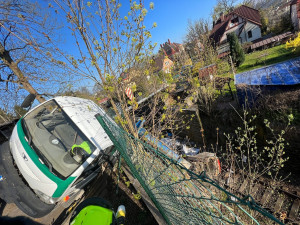 Bagr se zřítil z lávky do kolejiště, vyprostili ho drážní hasiči