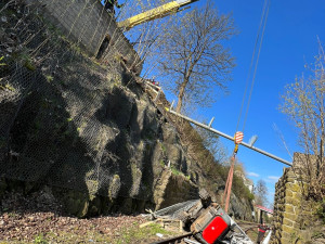 Bagr se zřítil z lávky do kolejiště, vyprostili ho drážní hasiči