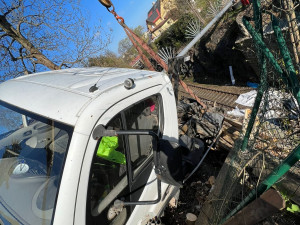 Bagr se zřítil z lávky do kolejiště, vyprostili ho drážní hasiči