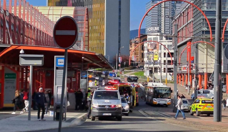 Nehoda na Fügnerce. Po srážce s autobusem skončila žena v nemocnici