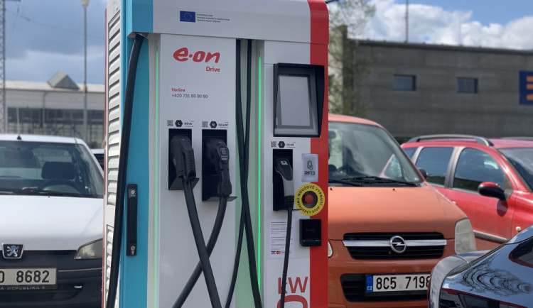 E.ON má ve Strakonicích první dobíječku elektromobilů, kde je možné platit kartou