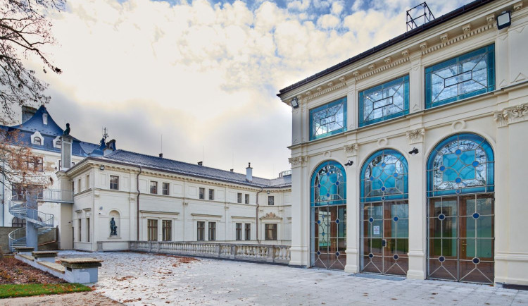 Liberec rozsvítila sto padesát let stará památka. Obnovený Liebiegův palác