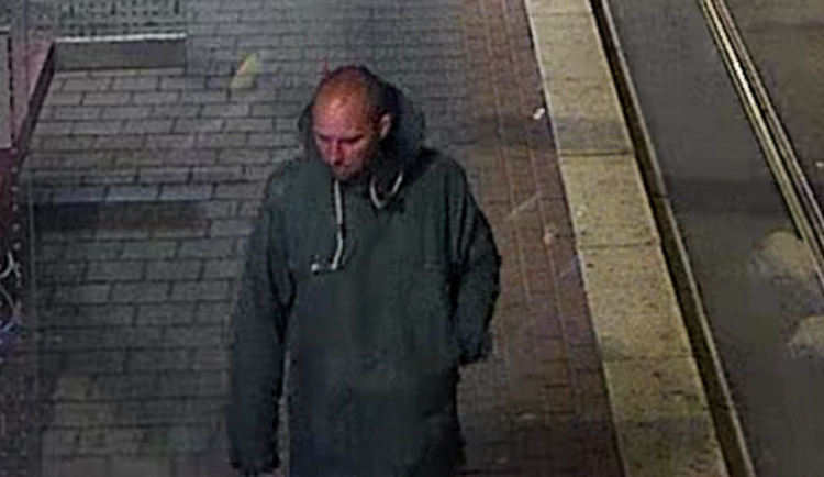 Policisté hledají svědka požáru, při kterém zemřelo osm lidí