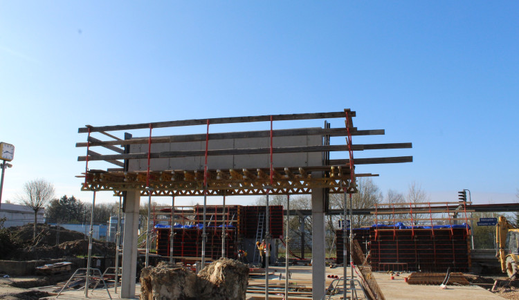 FOTO: V Aši pokračuje výstavba nového nádraží