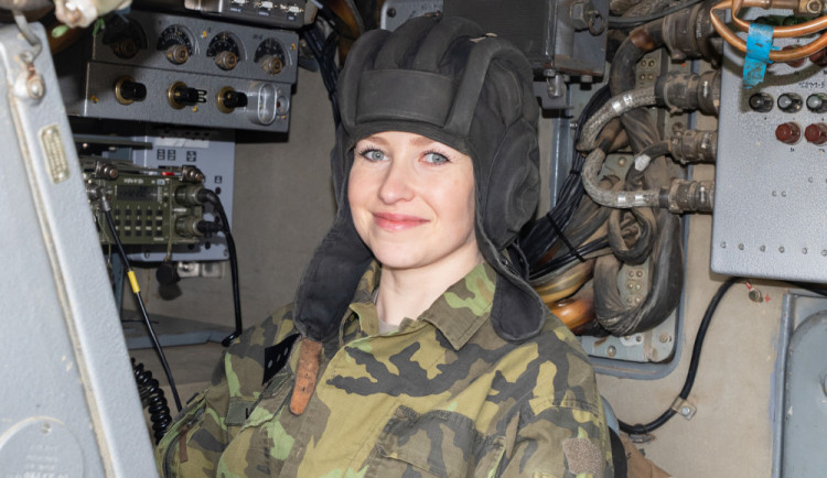 Z charity do armády. Strakonická vojákyně manipuluje s těžkými raketami