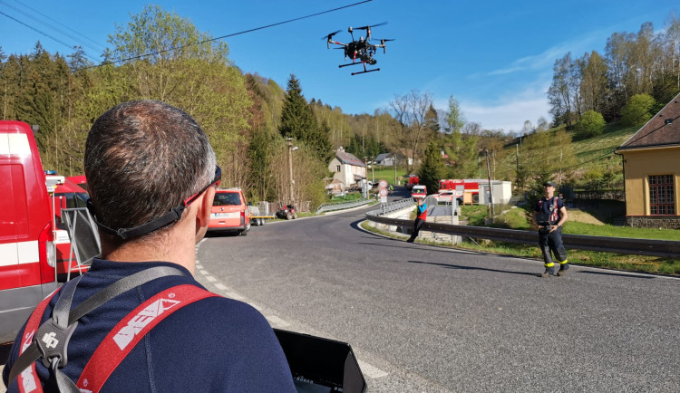 Policie stále pátrá po pohřešovaném muži, nasazen byl vrtulník, psovodi i dron
