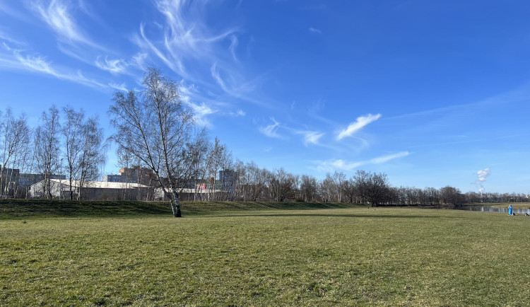 Podél Vltavy vzniká volnočasový areál. Nabídne šest hřišť i občerstvení