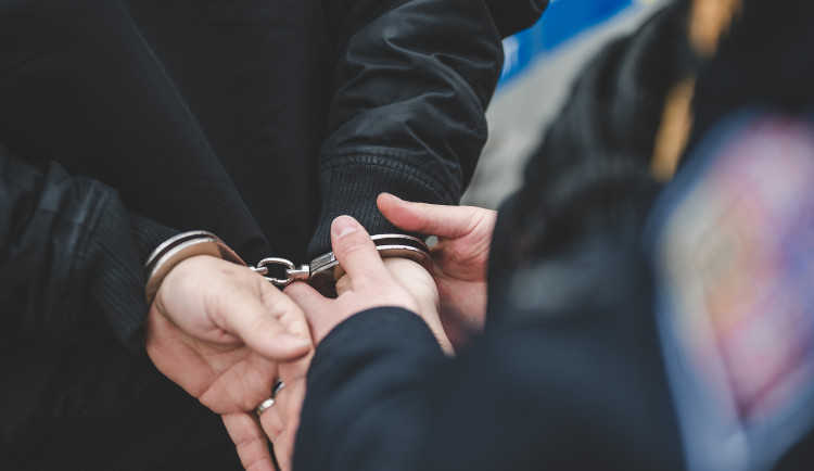 Muž měl vykrádat objekty v Aši a okolí, hrozí mu vězení