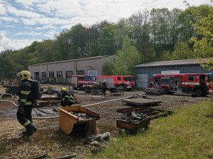 V Českém Dubu hořelo v hale, lidé před příjezdem hasičů provoz opustili