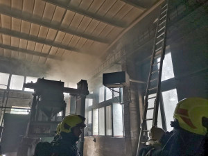 V Českém Dubu hořelo v hale, lidé před příjezdem hasičů provoz opustili