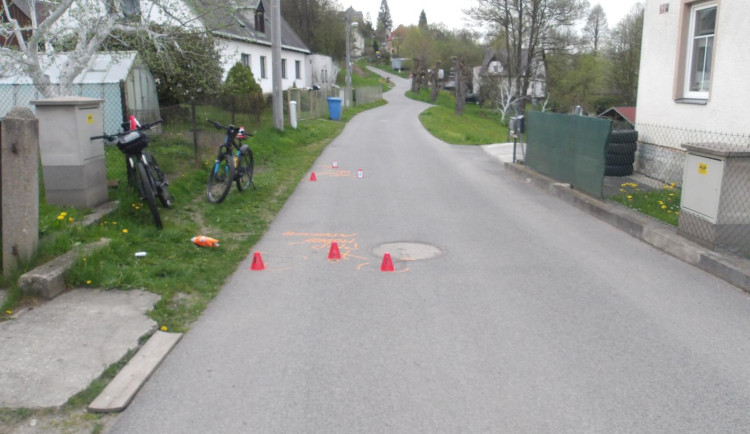 Srážka cyklistů po špatném předjíždění. Oba skončili v nemocnici
