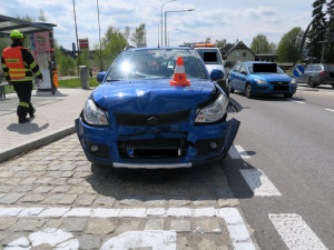 Nehoda na Jablonecku. Žena nabourala do auta a skončila v nemocnici