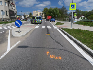 Nehoda na Jablonecku. Žena nabourala do auta a skončila v nemocnici