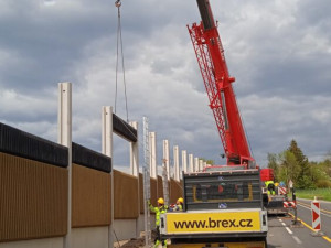 Protihluková stěna u Paceřic rychle roste. Hotová má být v červnu