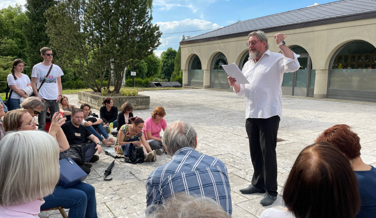 Literatour nabízí čtení na netradičních místech.