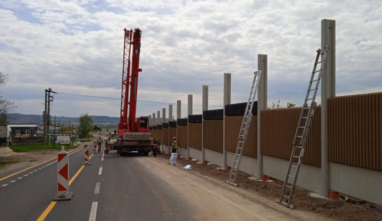 Výstavba protihlukové stěny u Paceřic.