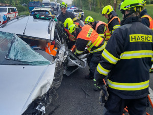 Kolegové jeli po noční z práce, cesta skončila vážnou nehodou