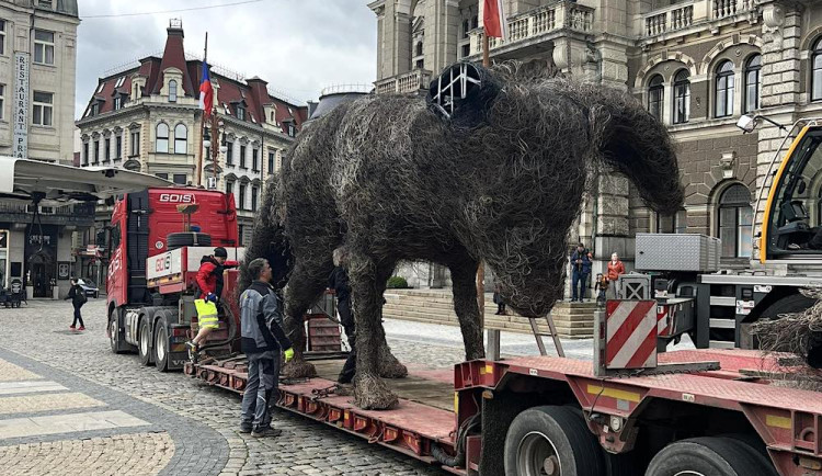 Nové umělecké dílo u radnice. Pana Červeného nahradí sedmimetrový Vulpes Slávek