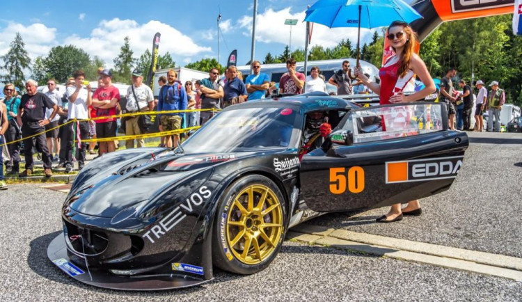 Závody do vrchu na Ještědu.