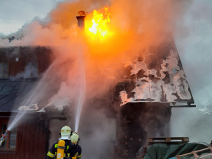 Požár rodinného domu nad ránem zaměstnal hasiče