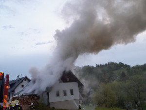 Požár rodinného domu nad ránem zaměstnal hasiče