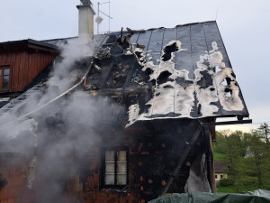 Požár rodinného domu nad ránem zaměstnal hasiče