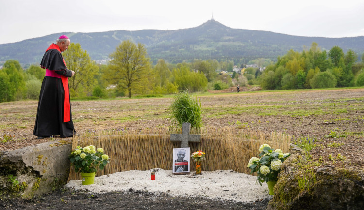 Pietní místo u letiště připomíná kardinála Berana. Libereckou vilu už připomíná jen zbytek bazénku