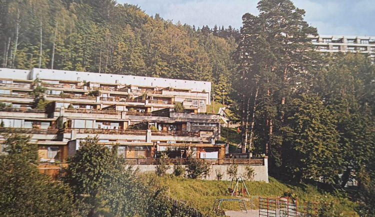 Terasové domy nedlouho po dostavbě.