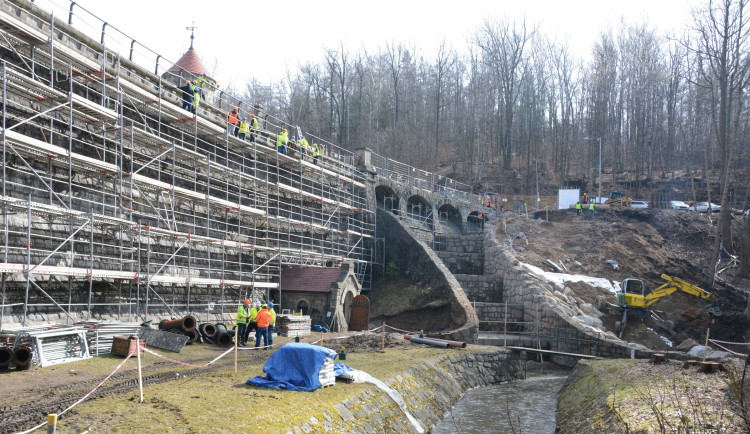 Rekonstrukce přehrady je  plném proudu.