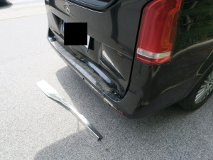 Řidič před pekařstvím ve Smržovce naboural a ujel. Poté nadýchal skoro 2,5 promile