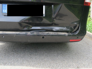 Řidič před pekařstvím ve Smržovce naboural a ujel. Poté nadýchal skoro 2,5 promile