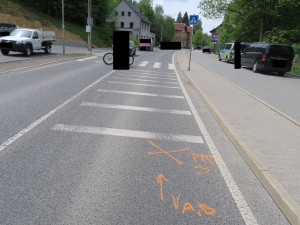 Řidič před pekařstvím ve Smržovce naboural a ujel. Poté nadýchal skoro 2,5 promile