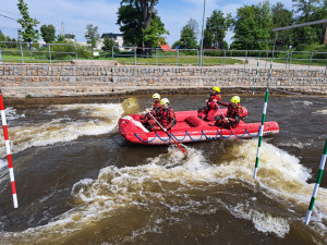 Profesionální hasiči trénovali záchranu tonoucích v kanálu na divoké vodě