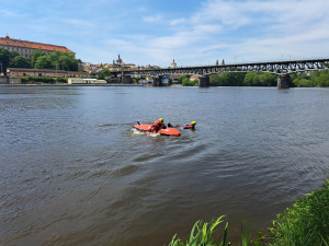Profesionální hasiči trénovali záchranu tonoucích v kanálu na divoké vodě