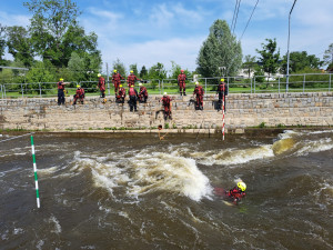 Profesionální hasiči trénovali záchranu tonoucích v kanálu na divoké vodě