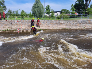 Profesionální hasiči trénovali záchranu tonoucích v kanálu na divoké vodě