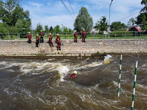 Profesionální hasiči trénovali záchranu tonoucích v kanálu na divoké vodě