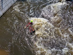 Profesionální hasiči trénovali záchranu tonoucích v kanálu na divoké vodě