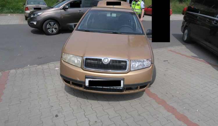 Řidič před pekařstvím ve Smržovce naboural a ujel. Poté nadýchal skoro 2,5 promile