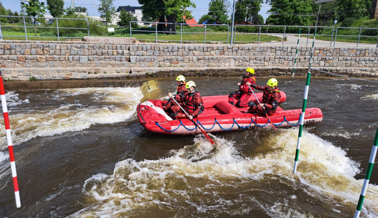 Hasiči trénovali na divoké vodě.