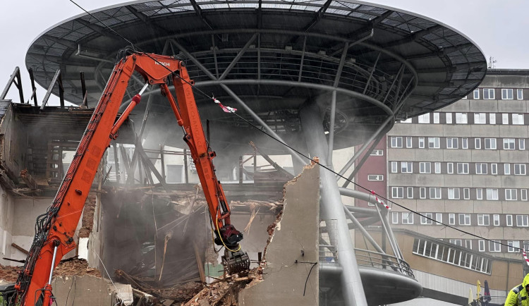 Nejstarší pavilon rozebraly stroje.