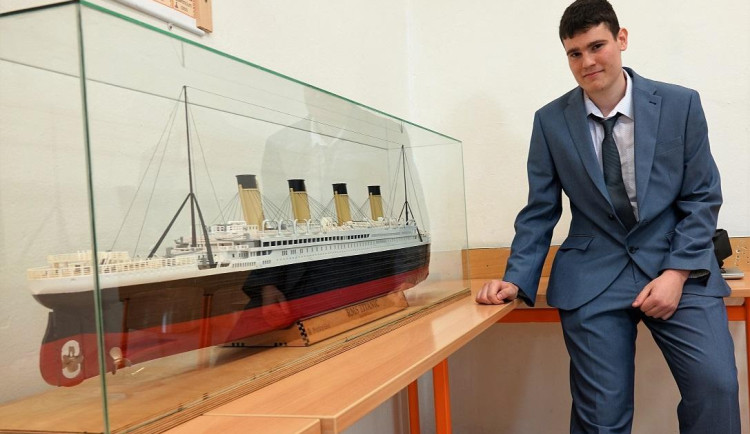 Maturant z Brna vyrobil přesný model Titanicu. Loď váží šest kilo a plave