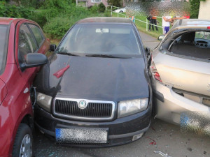 Nezvládl řízení a naboural zaparkovaná auta. Nadýchal skoro čtyři promile