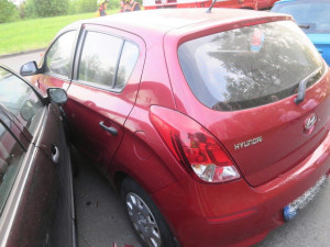 Nezvládl řízení a naboural zaparkovaná auta. Nadýchal skoro čtyři promile