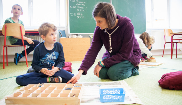 Montessori vzdělání v základní škole. 
