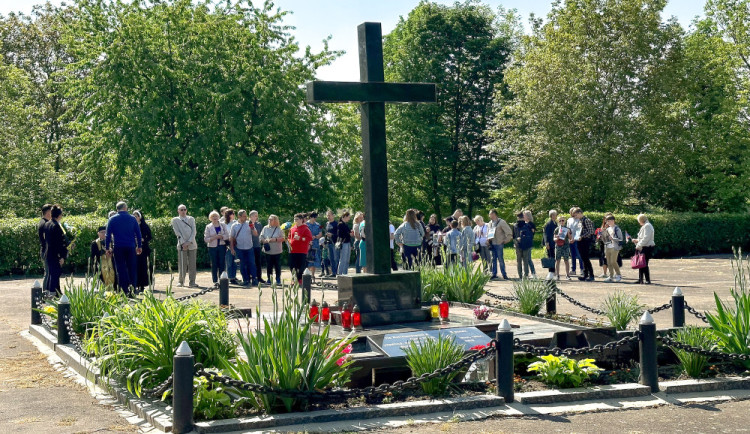 Přišli a postříleli je. Volyňští Češi si na Ukrajině připomínají své předky