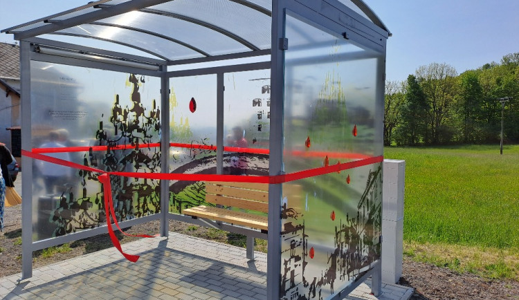 Do Křišťálového údolí cestující lákají nové skleněné autobusové zastávky