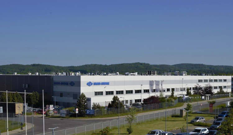 Knorr-Bremse nabízí jedinečný program pro mladé. Stanou se odborníky na brzdy pro náklaďáky